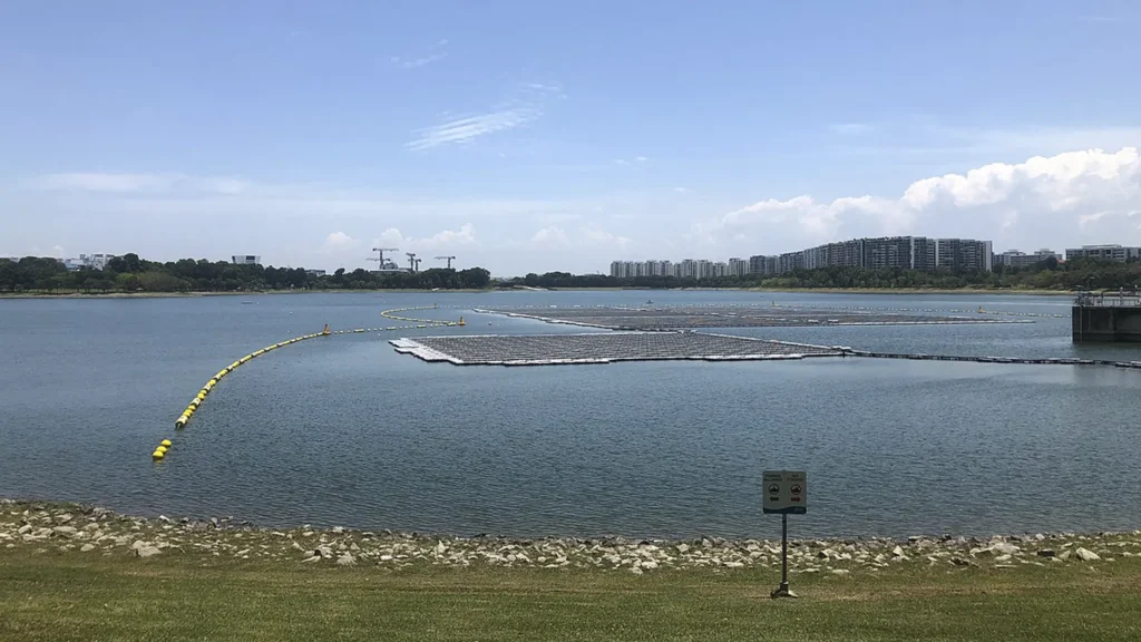 paneles solares flotantes